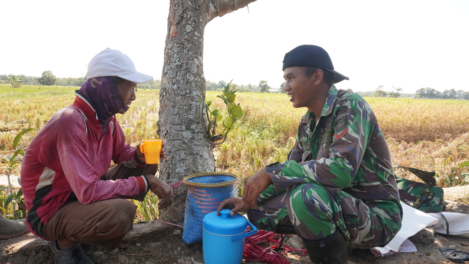 Satgas TMMD ke-124 Kodim 1002/HST Jalin Komunikasi Sosial dengan Petani di Sela Istirahat Siang