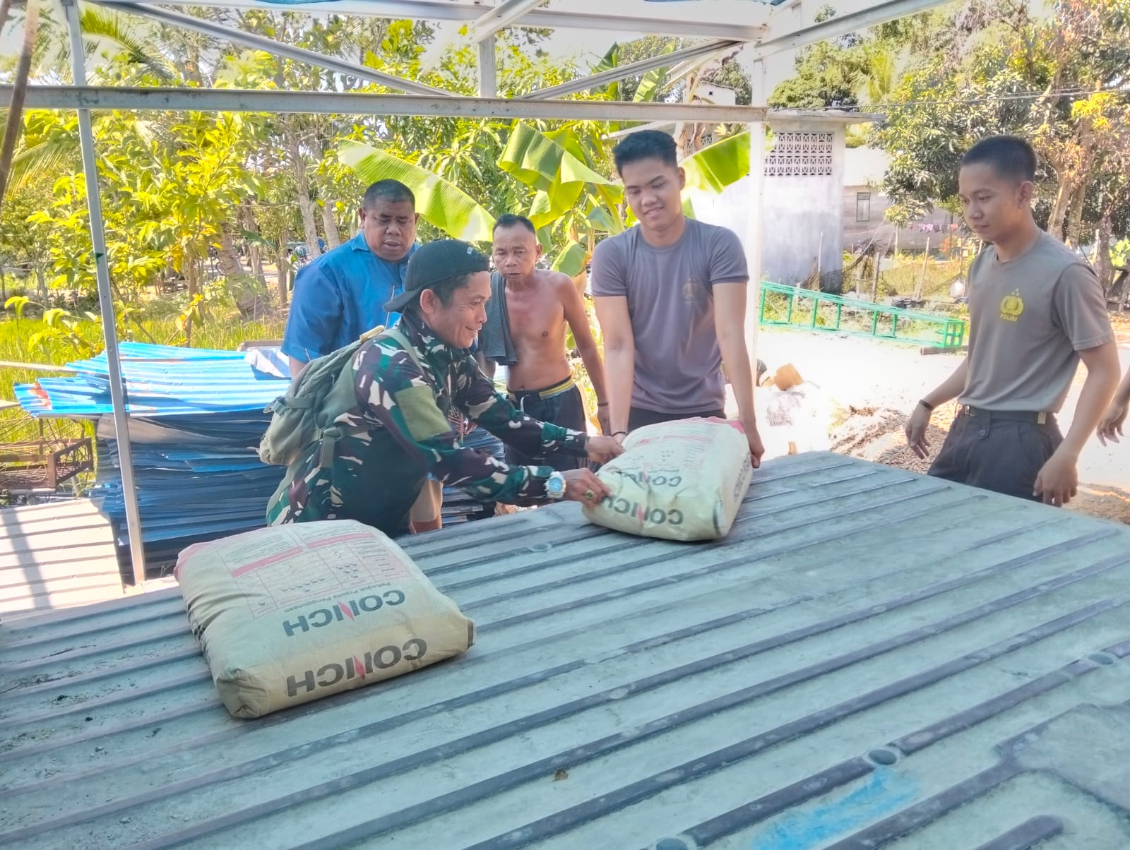 Kejar Target, Material Semen Didatangkan untuk Pengecoran Lantai Halaman Langgar Darussalam oleh Satgas TMMD ke-124 Kodim 1002/HST