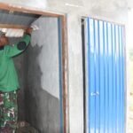 Rehab Langgar Darussalam Terus Berprogres, Satgas TMMD ke-124 Kodim 1002/HST Lakukan Pengecatan WC Rehab Langgar Darussalam Terus Berprogres, Satgas TMMD ke-124 Kodim 1002/HST Lakukan Pengecatan WC