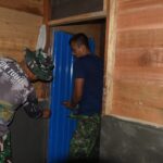 Rehab RTLH Program TMMD ke-124 Kodim 1002/HST Masuki Tahap Akhir, Pemasangan Pintu WC di Rumah Ardiansyah Dilakukan Rehab RTLH Program TMMD ke-124 Kodim 1002/HST Masuki Tahap Akhir, Pemasangan Pintu WC di Rumah Ardiansyah Dilakukan