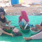 Kebersamaan Tercipta, Ibu-ibu Siapkan Santap Siang di Lokasi Rehab Langgar Darussalam TMMD ke-124 Kodim 1002/HST Kebersamaan Tercipta, Ibu-ibu Siapkan Santap Siang di Lokasi Rehab Langgar Darussalam TMMD ke-124 Kodim 1002/HST