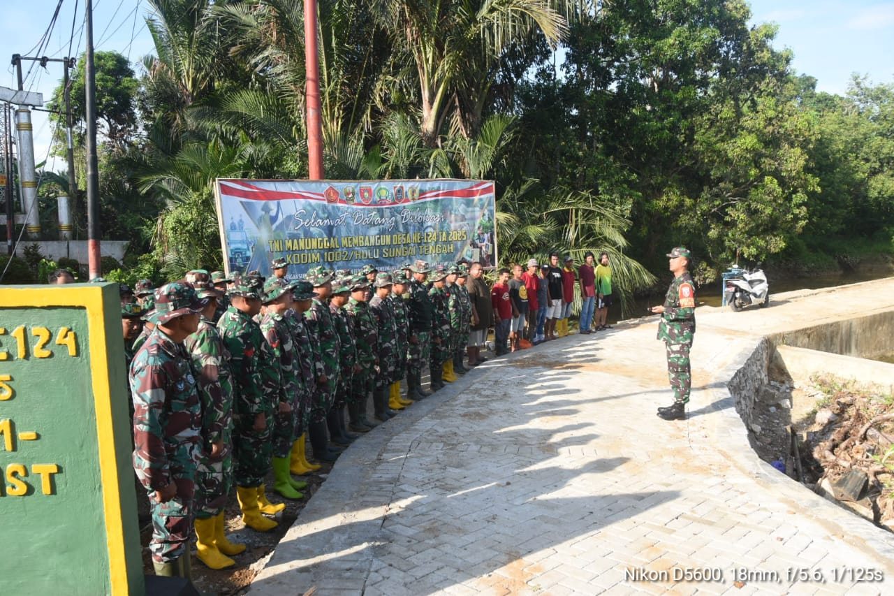 Dansatgas TMMD ke-124 Kodim 1002/HST Pimpin Apel Pagi di Titik Nol Pembangunan Jalan Haruyan