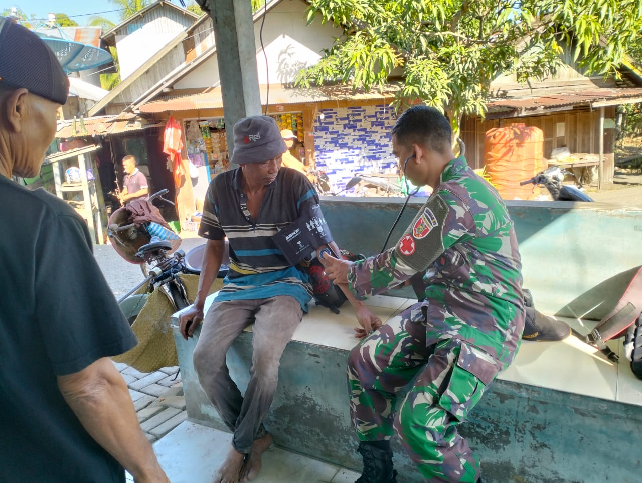 Jelang Penutupan TMMD ke-124, Tim Kesehatan TNI Berikan Pelayanan Tulus Bagi Warga Pengambau Hilir Luar