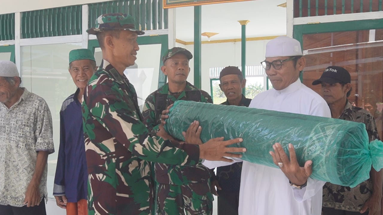 Penyerahan Bantuan Karpet, Tanda Rampungnya TMMD ke-124 di Haruyan