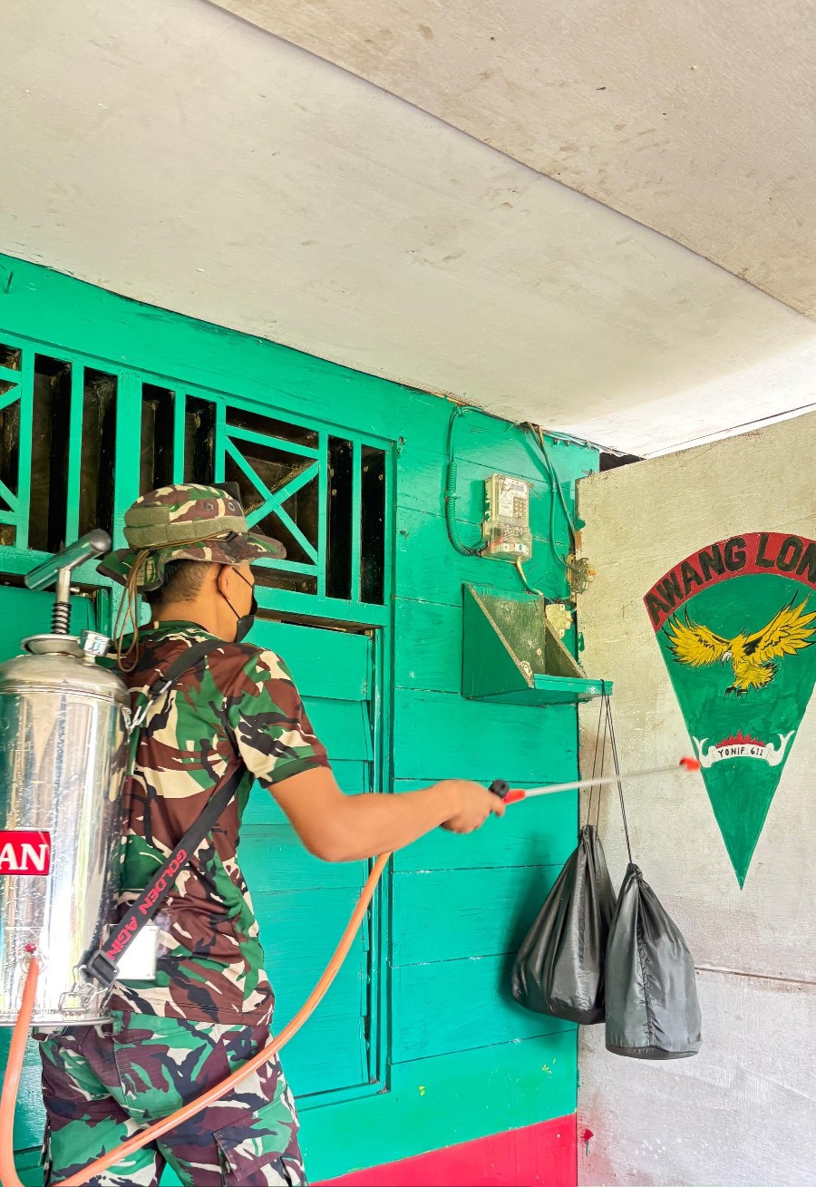 Antisipasi Malaria, Satgas Yonif 611/Awl Laksanakan Penyemprotan Disinfektan