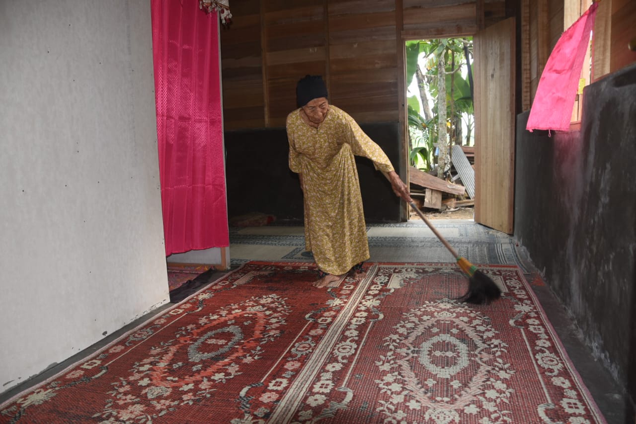 Nenek Kurba Rasakan Manfaat Nyata Program TMMD ke-124 Kodim 1002/HST