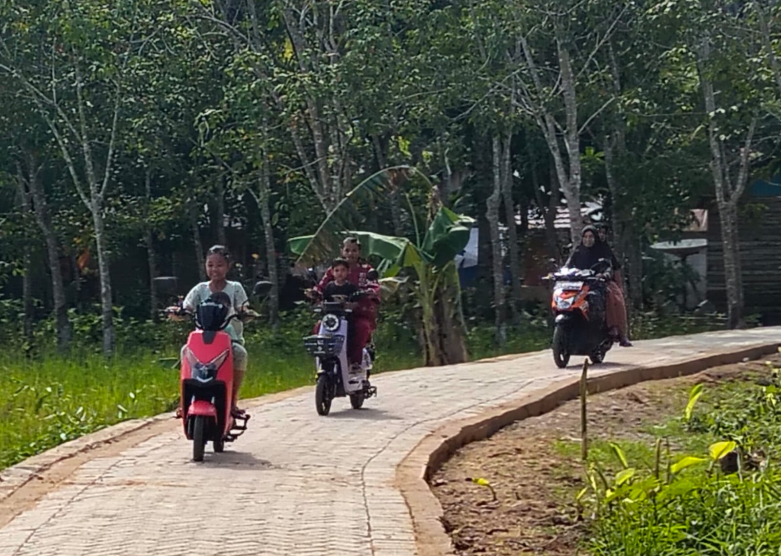 Warga Pengambau Hilir Luar Nikmati Jalan Baru TMMD ke-124: “Tidak Berlumpur Lagi Pak!”