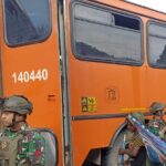 Tingkatkan Keamanan, Satgas Yonif 611/Awang Long Laksanakan Pengamanan dan Pengawalan Bus Warga Desa Banti