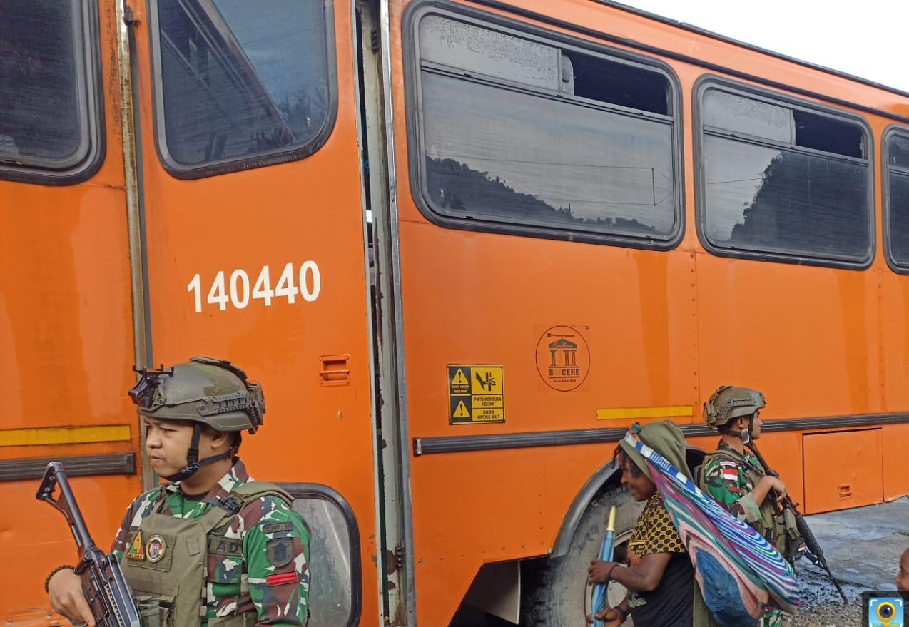 Tingkatkan Keamanan, Satgas Yonif 611/Awang Long Laksanakan Pengamanan dan Pengawalan Bus Warga Desa Banti