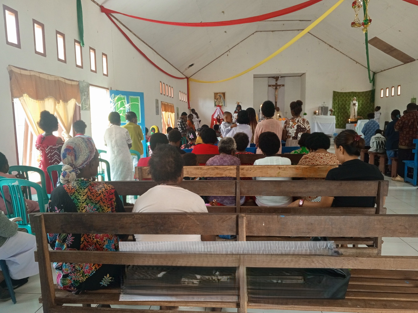 Ciptakan Rasa Aman, Satgas Yonif 611/Awang Long Melaksanakan Pengamanan Ibadah di Gereja Bintang Timur Kp. Nayaro