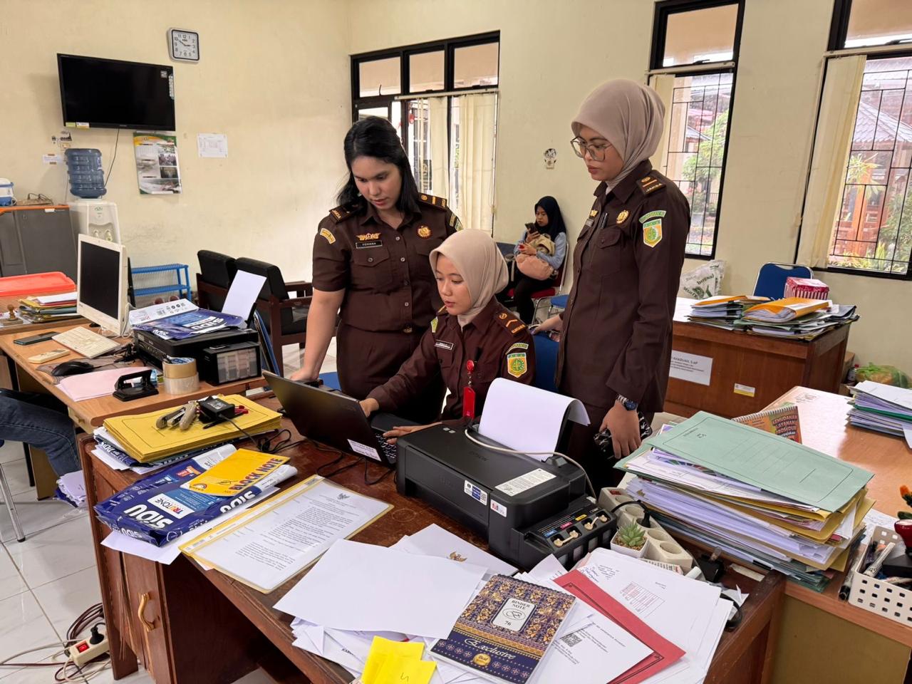 Kejari Batola Geledah Ruang Dinas PMD Usut Anggaran TP PKK