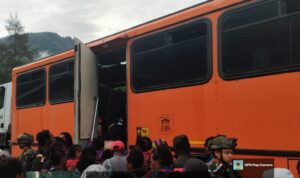 Dukung Kelancaran Perjalanan, Satgas Yonif 611/Awl Bantu Pengawalan Bus