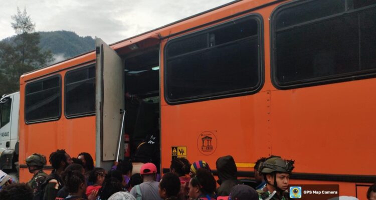 Dukung Kelancaran Perjalanan, Satgas Yonif 611/Awl Bantu Pengawalan Bus