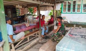 Babinsa Labuan Amas Utara Jalin Komunikasi Sosial di Hari Libur, Perkuat Kemanunggalan TNI-Rakyat