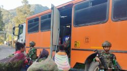 Satgas Pam Obvitnas PT Freeport Indonesia Yonif 611/Awang Long Laksanakan Pengamanan dan Pengawalan Bus Warga Desa Banti