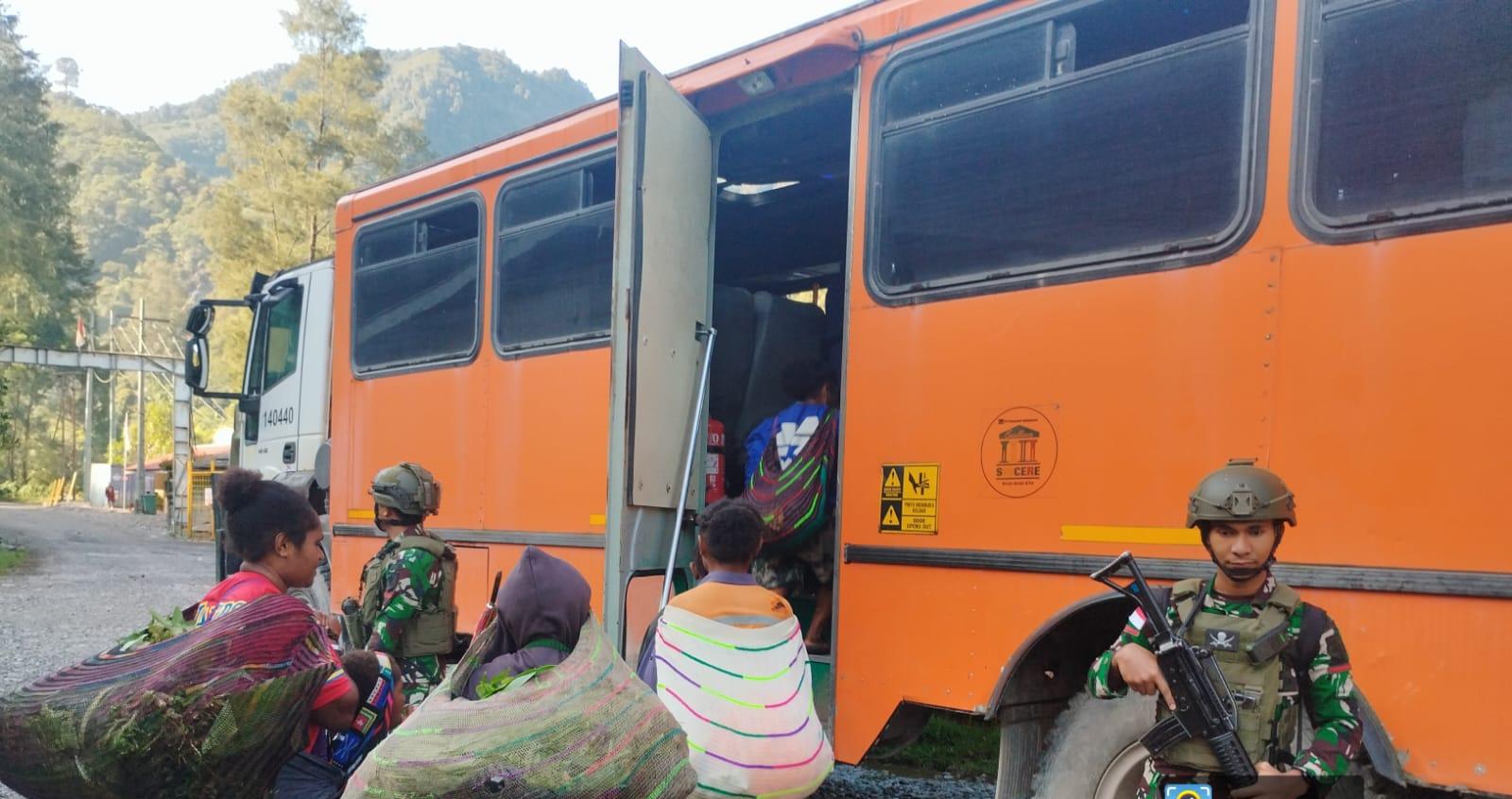 Satgas Pam Obvitnas PT Freeport Indonesia Yonif 611/Awang Long Laksanakan Pengamanan dan Pengawalan Bus Warga Desa Banti