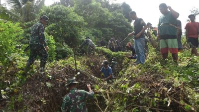 Kodim 1002/HST Bersihkan Sungai Lunjuk Sambut HUT ke-67 Kodam VI/Mulawarman
