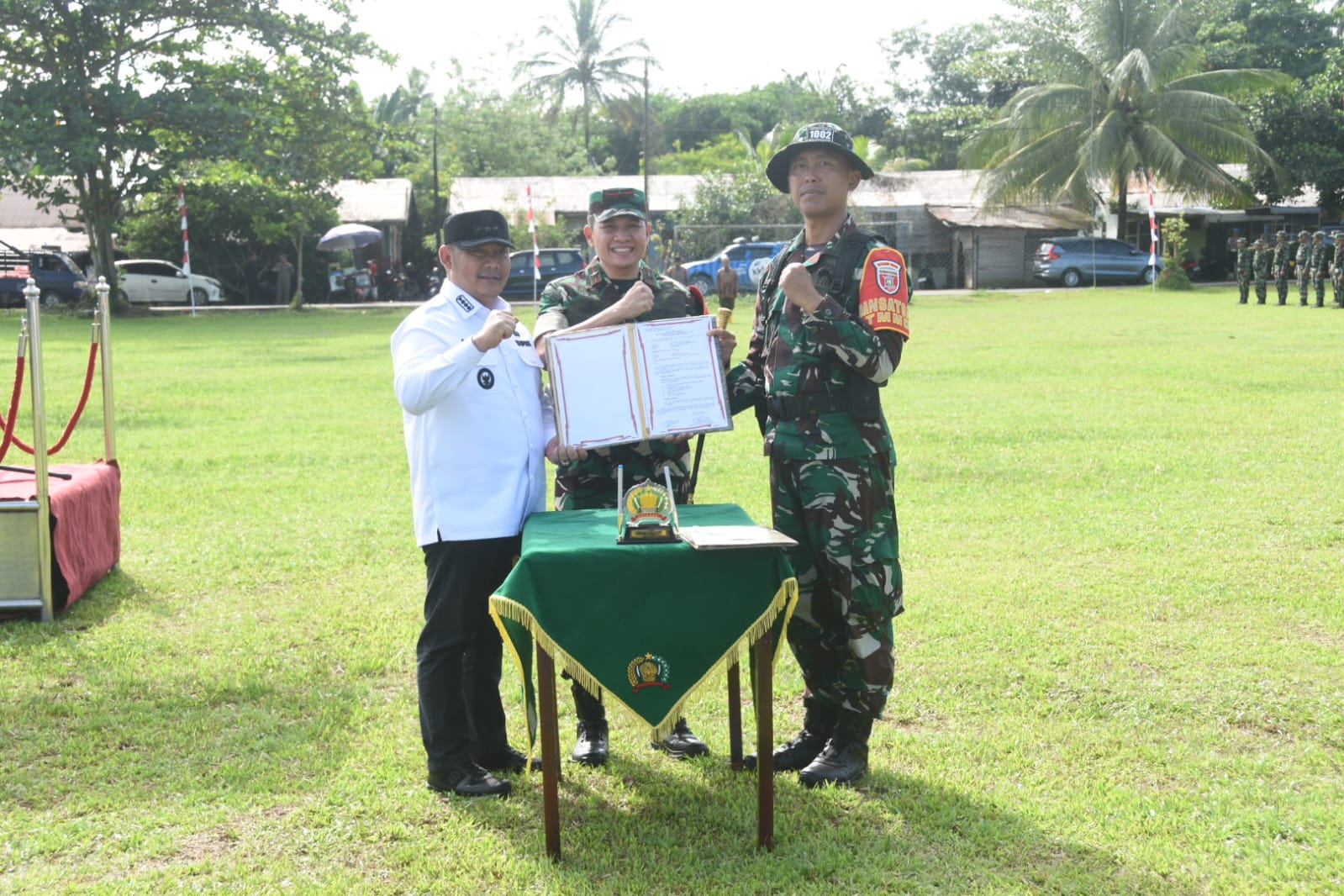 TMMD ke-124 Kodim 1002/HST Resmi Ditutup: Dansatgas Serahkan Hasil Pembangunan ke Bupati HST