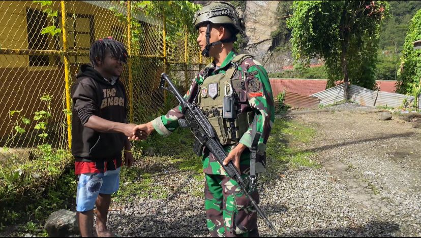 Jalin Sinergi, Satgas Yonif 611/Awang Long Melaksanakan Komunikasi Sosial di Kampung Banti      