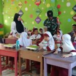 Babinsa Barabai Dampingi Penyaluran Makanan Bergizi untuk Ribuan Pelajar di Hulu Sungai Tengah
