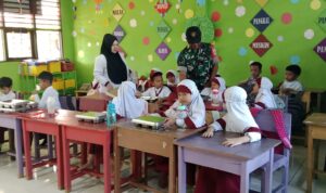 Babinsa Barabai Dampingi Penyaluran Makanan Bergizi untuk Ribuan Pelajar di Hulu Sungai Tengah