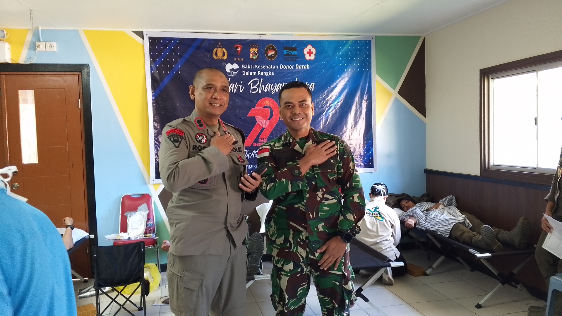 Sambut Hari Bhayangkara, Dansatgas Yonif 611/Awang Long Donorkan Darah