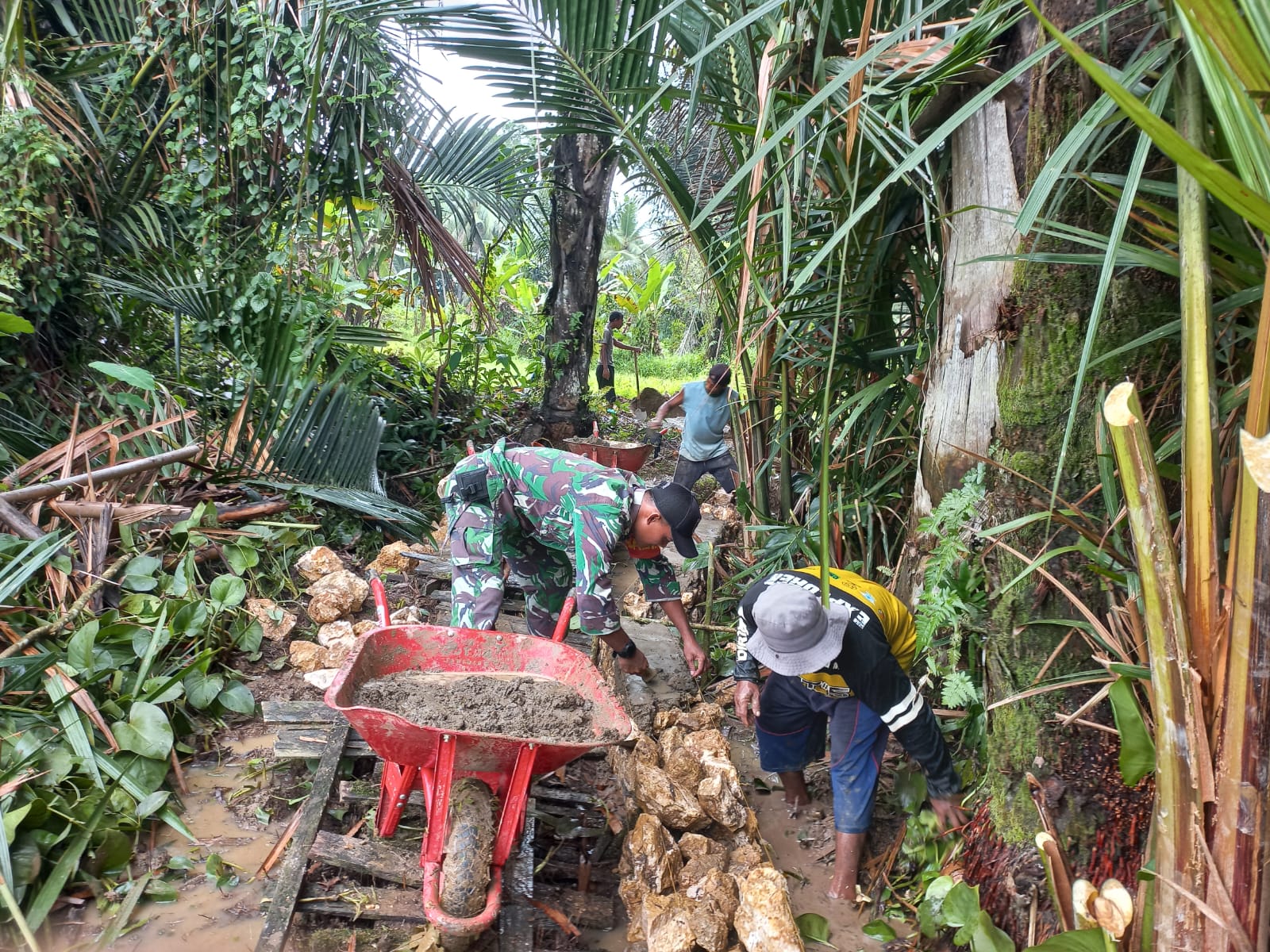 Perlancar Akses Jalan, Babinsa Barabai Bangun Jalan Usaha Tani di Kayu Bawang