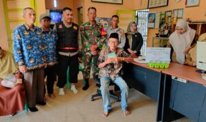 Babinsa dan Bhabinkamtibmas Dampingi Penyaluran BLT di Desa Wawai