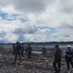 Tertibkan Aktivitas Non Karyawan, Satgas Yonif 611/Awl Gelar Pratoli Gabungan di Sektor Tanggul Barat