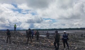 Tertibkan Aktivitas Non Karyawan, Satgas Yonif 611/Awl Gelar Pratoli Gabungan di Sektor Tanggul Barat