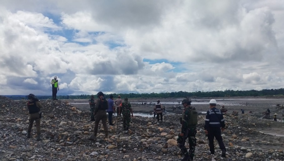 Tertibkan Aktivitas Non Karyawan, Satgas Yonif 611/Awl Gelar Pratoli Gabungan di Sektor Tanggul Barat