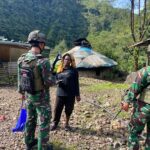 Jumat Berkah, Wujud Kepedulian Satgas Yonif 611/Awang Long Berbagi Kepada Masyarakat Tembagapura
