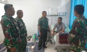 Danramil Labuan Amas Utara Besuk Anggota yang Sakit di RS Damanhuri
