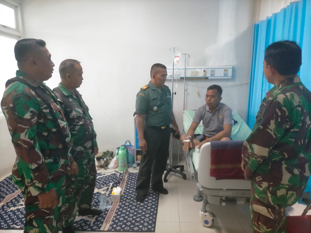 Danramil Labuan Amas Utara Besuk Anggota yang Sakit di RS Damanhuri