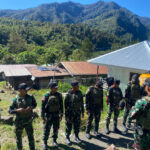 Bentuk Kemanunggalan TNI-Rakyat, Personel Satgas Yonif 611/Awl Bantu Perbaikan Rumah Masyarakat Bentuk Kemanunggalan TNI-Rakyat, Personel Satgas Yonif 611/Awl Bantu Perbaikan Rumah Masyarakat