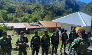 Bentuk Kemanunggalan TNI-Rakyat, Personel Satgas Yonif 611/Awl Bantu Perbaikan Rumah Masyarakat