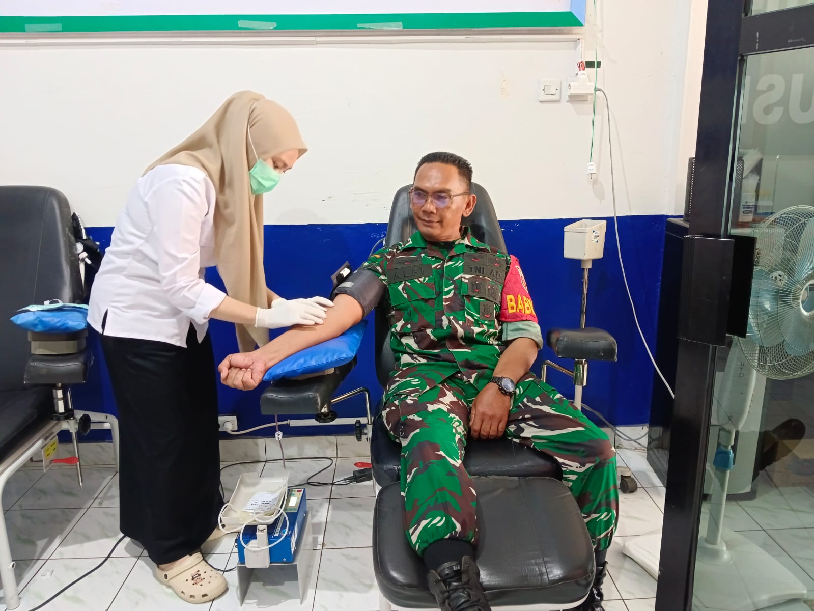 Babinsa Koramil 1002-08/Labuan Amas Utara Donor Darah Darurat untuk Warga Binaan Pasca Melahirkan