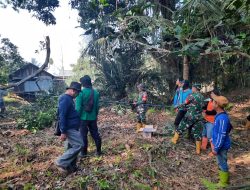 Gotong Royong Bersihkan Sungai, Koramil Labuan Amas Utara Wujudkan Kepedulian Lingkungan