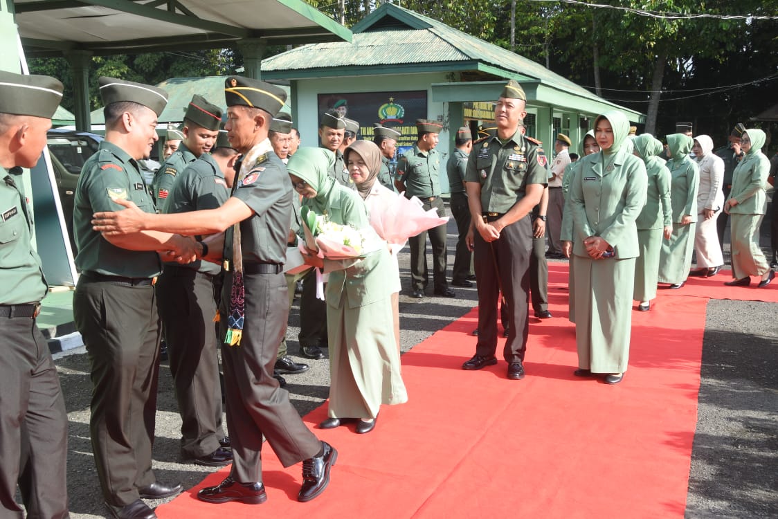 Kodim 1002/HST Gelar Wisuda Purna Tugas untuk Mayor Inf Moh. Alip Suroso Dan PNS Masnah
