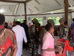 Perkuat Kebersamaan, Satgas Yonif 611/Awang Long Berbagi Makanan Dengan Masyarakat Nayaro