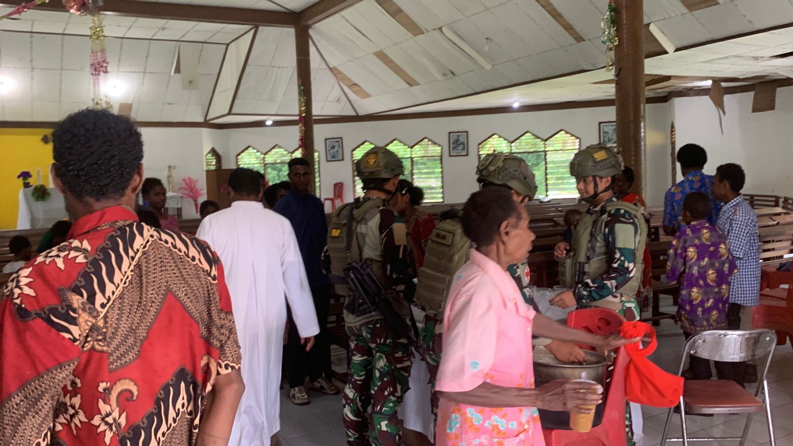 Perkuat Kebersamaan, Satgas Yonif 611/Awang Long Berbagi Makanan Dengan Masyarakat Nayaro