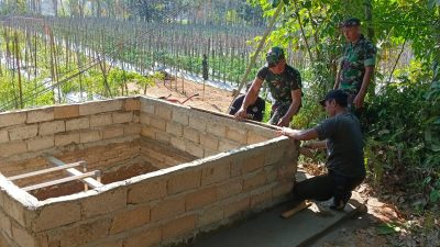 Babinsa Koramil 1002-03/Haruyan Bantu Warga Bangun MCK di Desa Tabat Padang