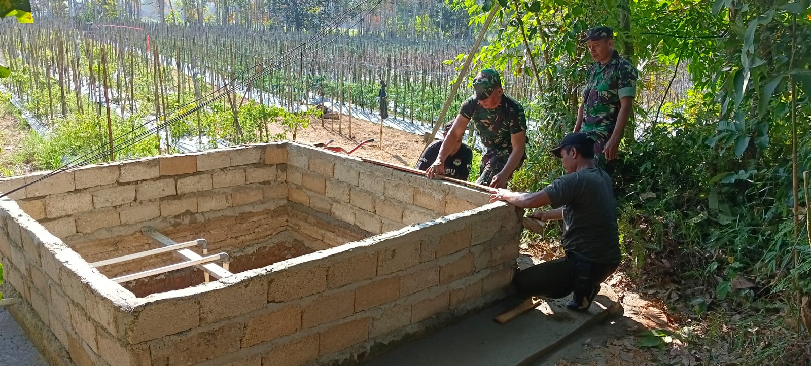 Babinsa Koramil 1002-03/Haruyan Bantu Warga Bangun MCK di Desa Tabat Padang