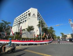 Pemprov Kalsel Bersama Forkopimda Bagikan Puluhan Ribu Bendera Merah Putih Sambut HUT ke-80 RI