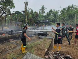 Koramil 1002-01/Batang Alai Selatan Bersama Relawan Padamkan Kebakaran Rumah Warga