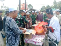 Koramil 1002-01/Batang Alai Selatan Laksanakan Shalat Jumat Berjamaah dan Berbagi dengan Jamaah