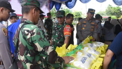 Kodim 1002/HST Salurkan 11,8 Ton Beras SPHP untuk Stabilkan Harga Pangan