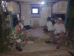 Tingkatkan Keamanan, Babinsa Barabai Ikut Ronda Malam di Desa Kayu Bawang