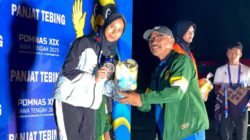 Dua atlet panjat tebing