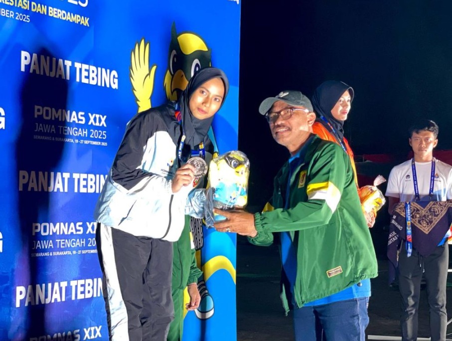 Dua atlet panjat tebing